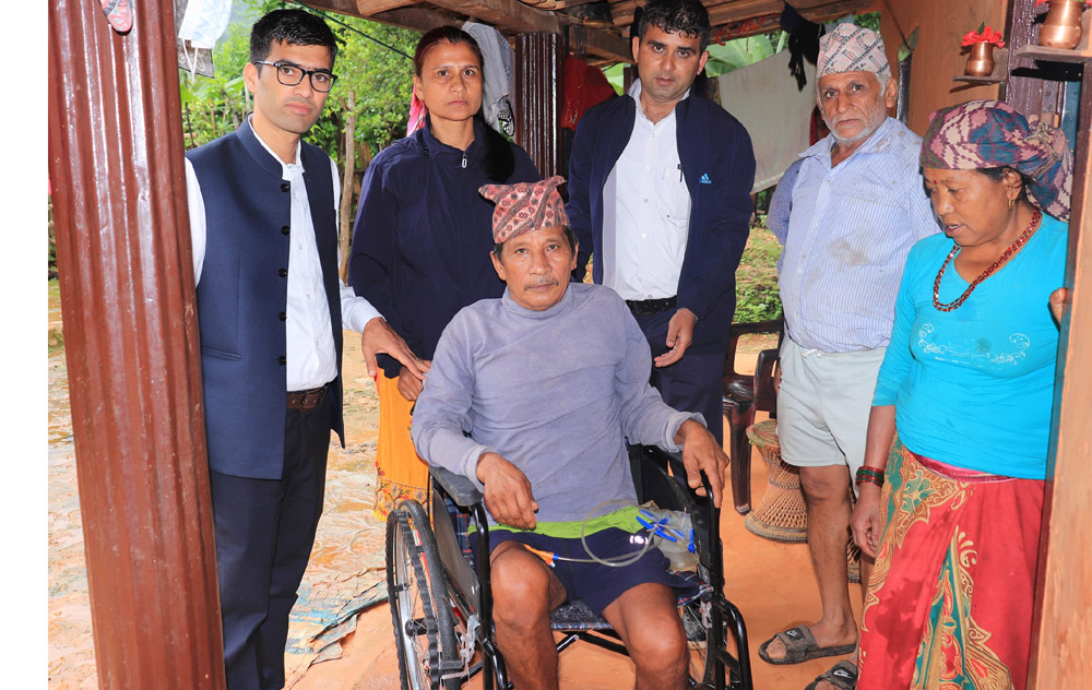रिब्दीकोट गाउँपालिकाले घरमै पुगेर दियो आपाङ्गतालाई ह्विल चेयर